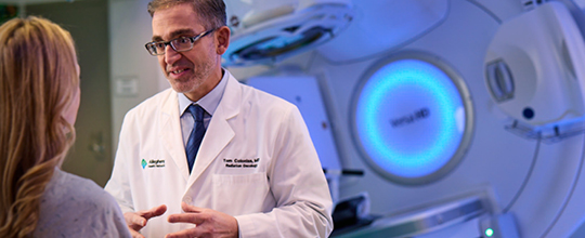 AHN doctor talking to a woman in front of the MR Linac