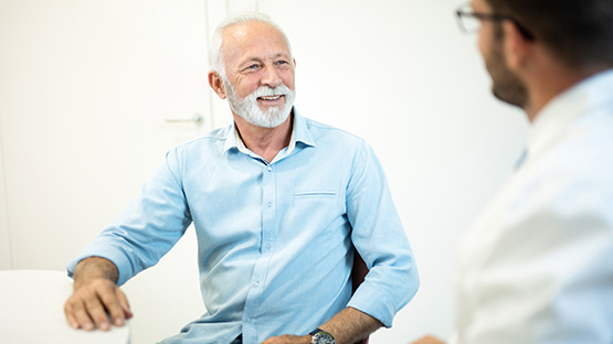 An AHN doctor consulting with a patient about the various innovational techniques that they provide.