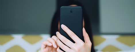 A woman holding smart phone.